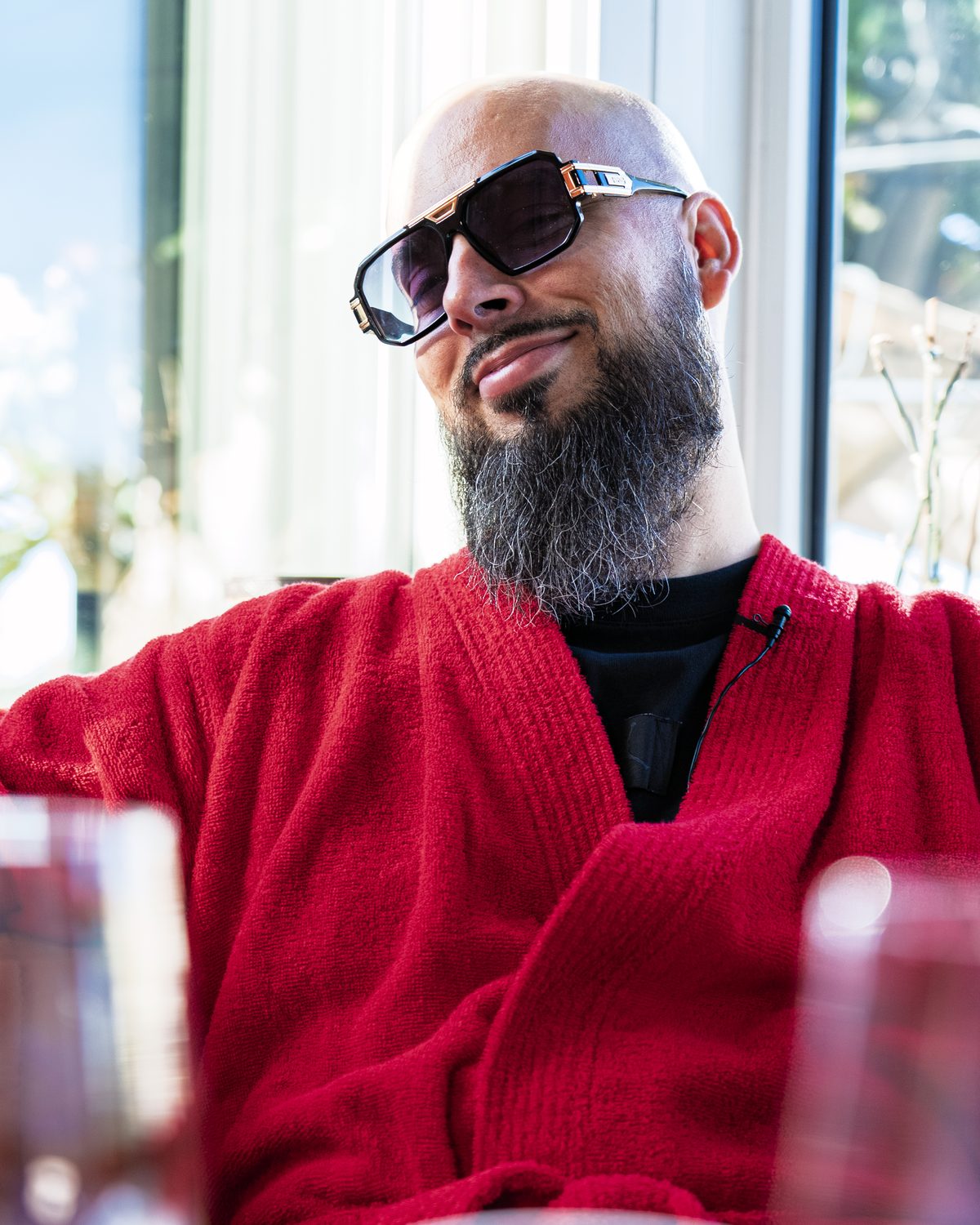 Enzo Rivala en peignoir rouge, sourire en coin