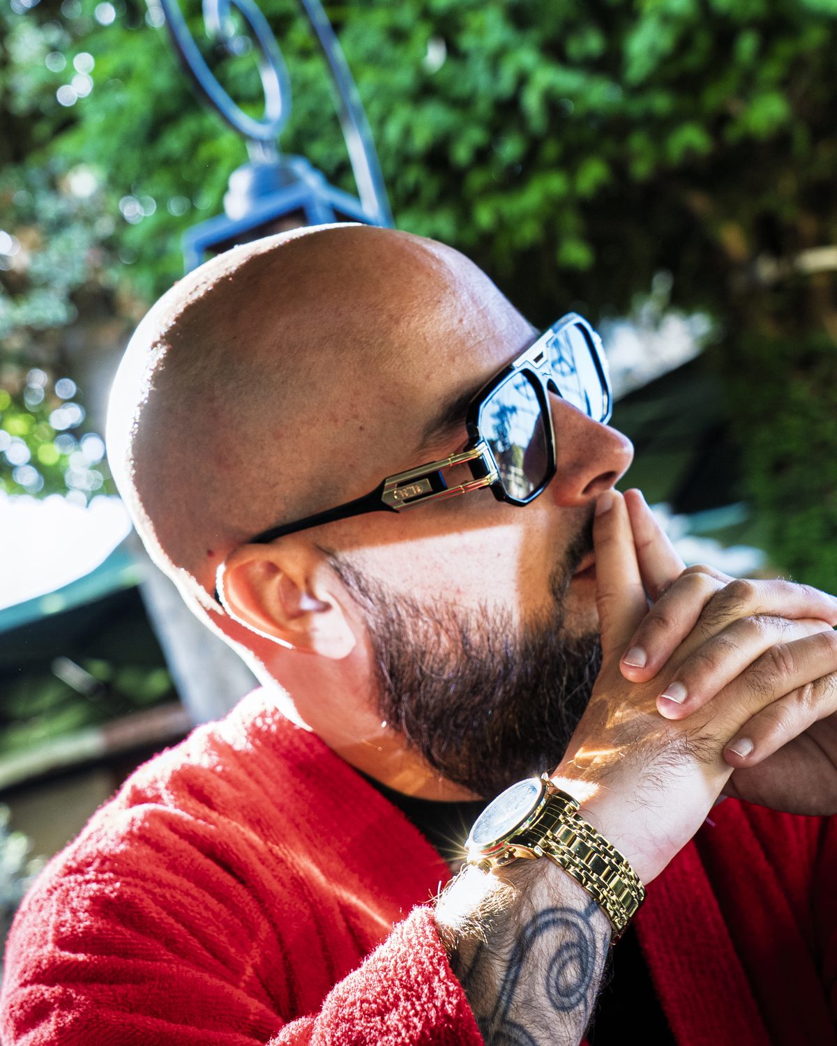 Enzo Rivala, pensif, la main sous le menton